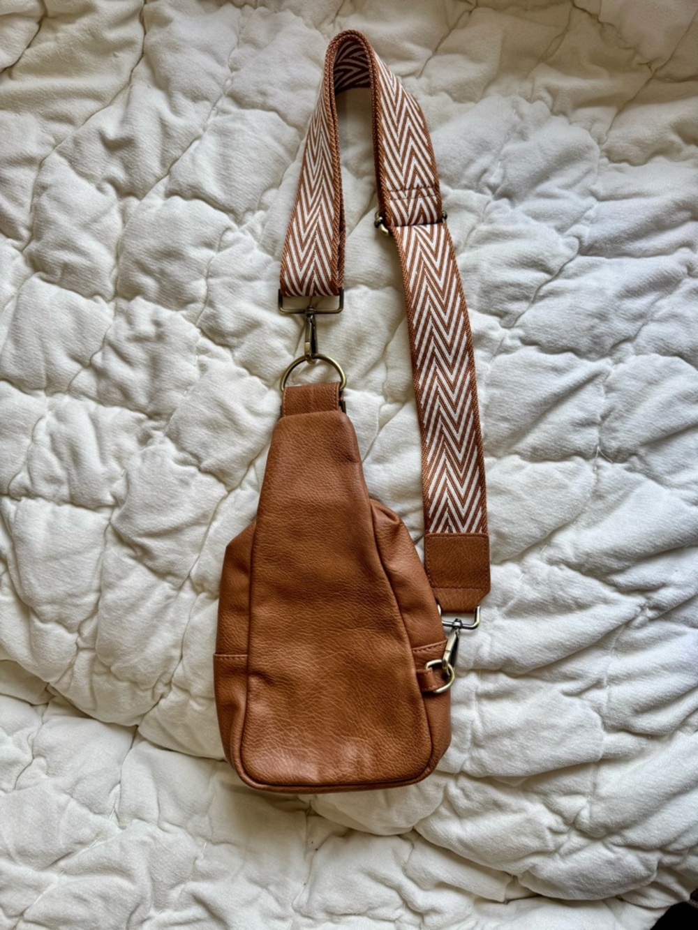 Urban Originals/Anthro Vegan Leather Crossbody Sling Bag with Patterned Strap